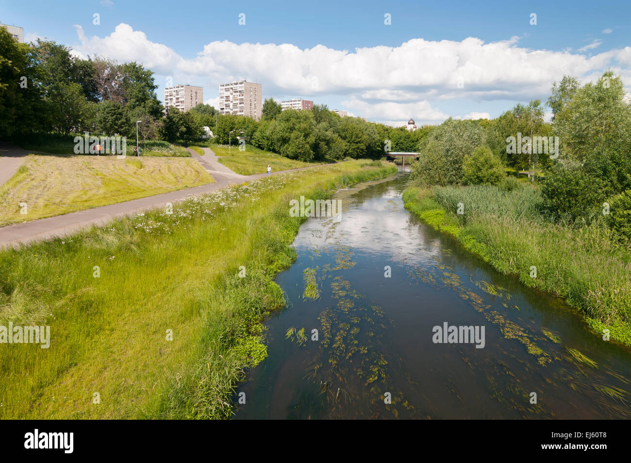 Vue sur le fleuve et le parc à Moscou Banque D'Images