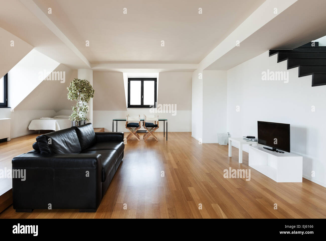 L'intérieur, très beau pigeonnier, plancher de bois franc, vue salon Banque D'Images