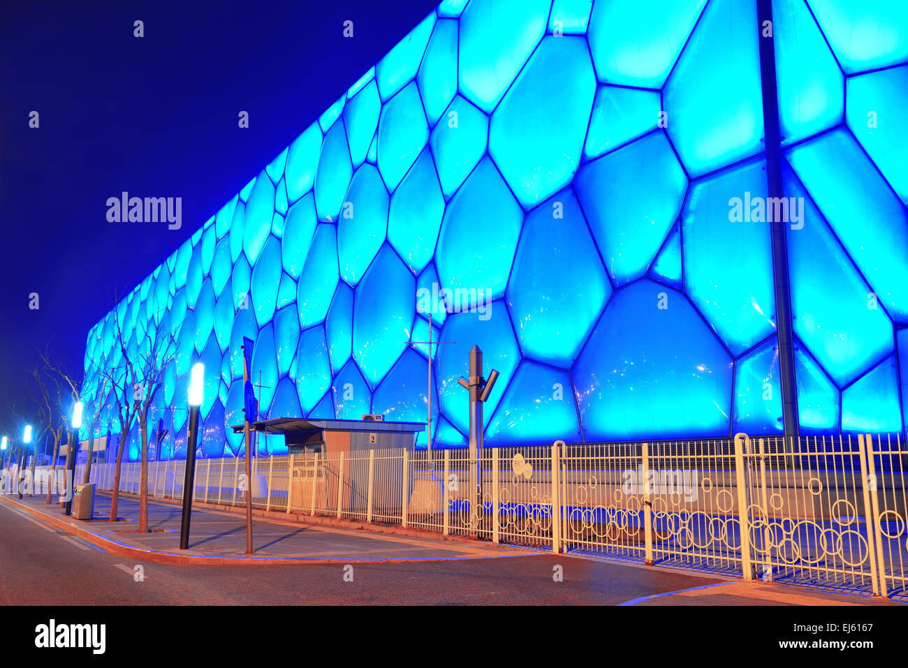 BEIJING, CHINE - 7 AVR : centre national de natation de Pékin la nuit le 7 avril 2013 à Beijing, Chine. Le centre a été établi pour l'été 2008 Jeux Olympiques et Paralympiques. Banque D'Images