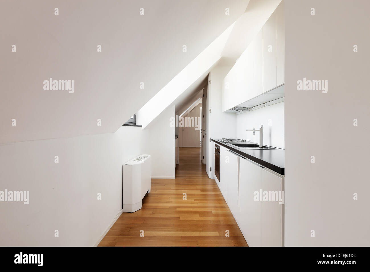 L'intérieur, très beau pigeonnier, plancher de bois franc, cuisine moderne Banque D'Images