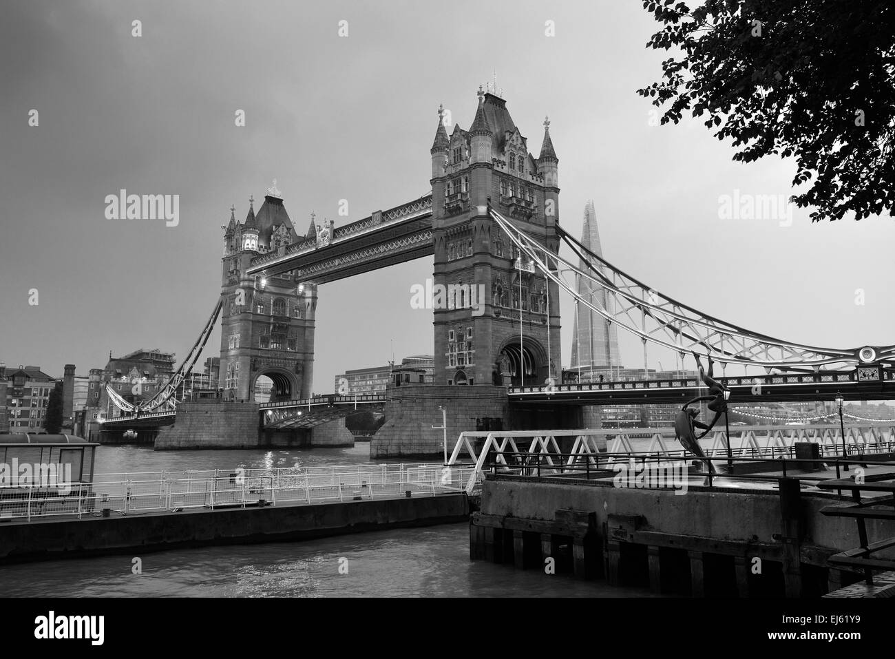 Tower Bridge à Londres noir et blanc au-dessus de la rivière Thames, comme le célèbre monument. Banque D'Images