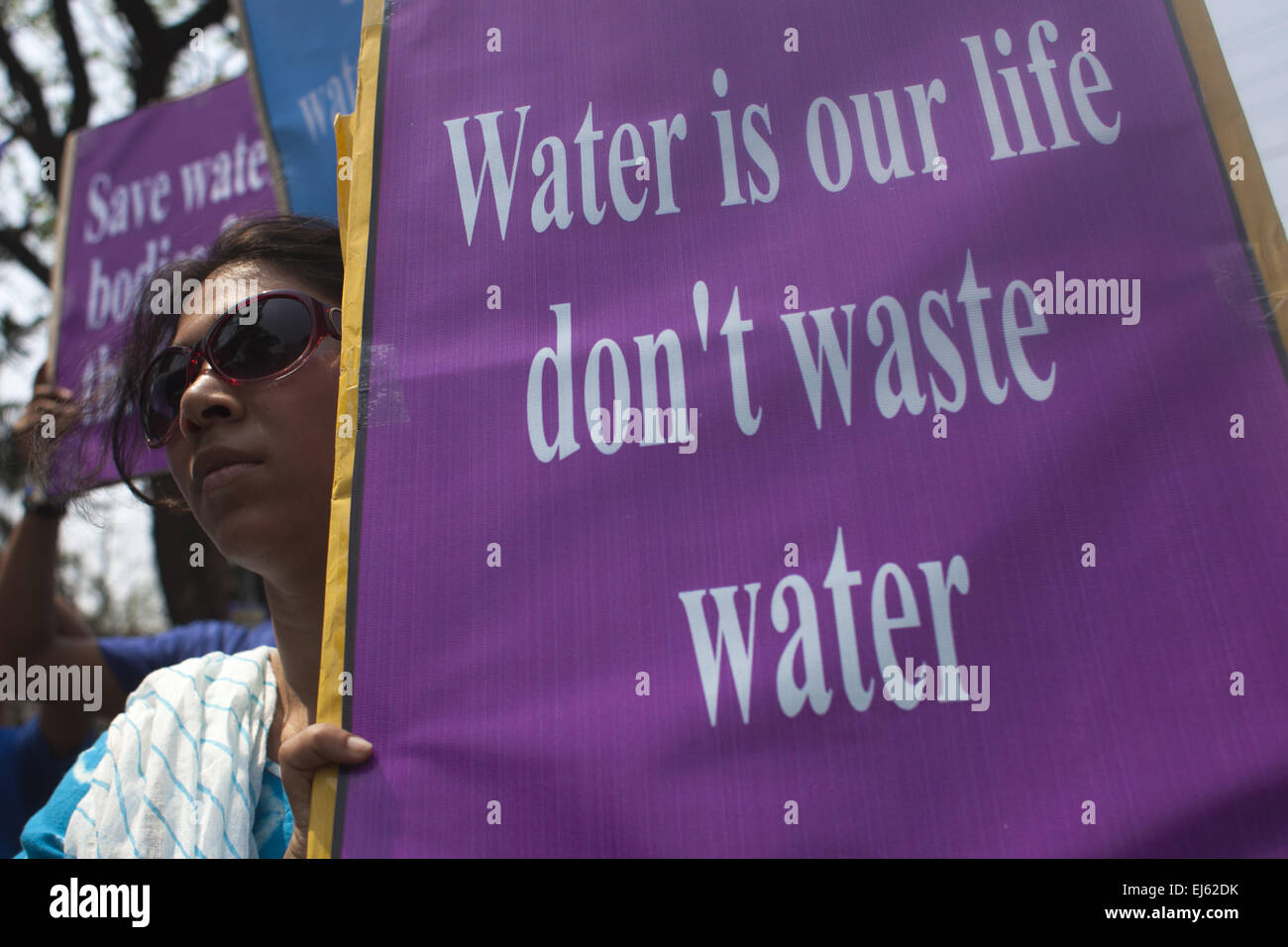 Dhaka, Bangladesh. Mar 22, 2015. Les gens de différents faits de l'organisation des rallyes à l'occasion de la Journée mondiale de l'eau 2015.L'accès à l'eau potable a été l'un des plus grands succès des objectifs du Millénaire pour le développement, l'UNICEF affirme que l'avenir de la Journée mondiale de l'eau.Ils (UNICEF) dit aussi, pour 748 millions de personnes dans le monde entier, obtenir juste ce service essentiel demeure un défi. Il dit que l'eau est l'essence même de la vie et pourtant, trois-quarts d'un milliard de personnes ''", essentiellement les pauvres et les marginalisés ''" restent privés de ce droit fondamental de l'homme. Crédit donc : ZUMA Press, Inc./Alamy Live N Banque D'Images