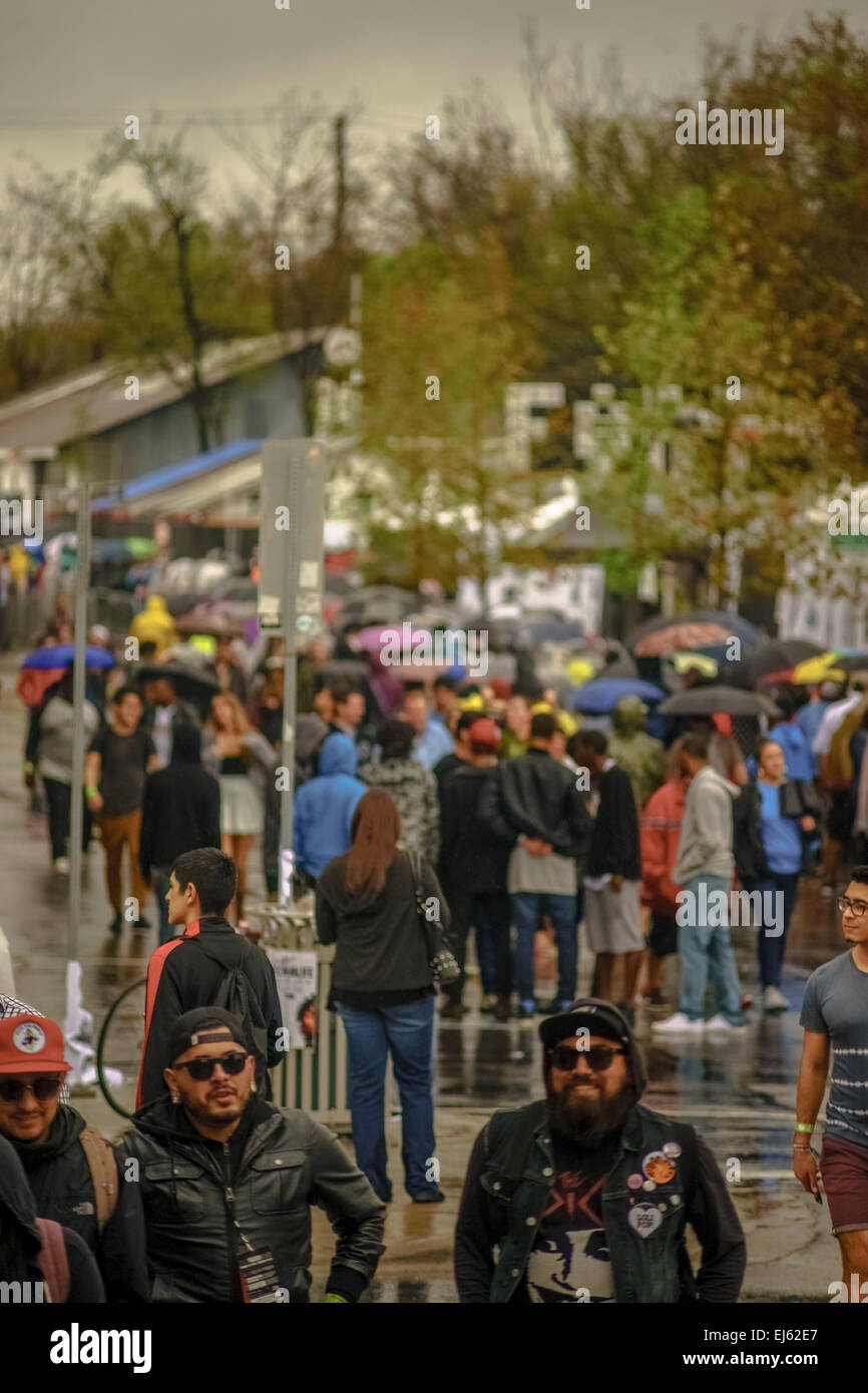 Austin, Texas, États-Unis. Mar 20, 2015. Le FADER FORT présenté par l'inverse est de retour pour sa 14e année à Austin, Texas en tant que fonctionnaire, au cours de l'événement 2015 SXSW Music Festival. Des centaines de personnes attendent pendant des heures sous la pluie battante d'entrer dans l'événement le vendredi 20 mars : Crédit Jon-Paul Jones/Alamy Live News Banque D'Images