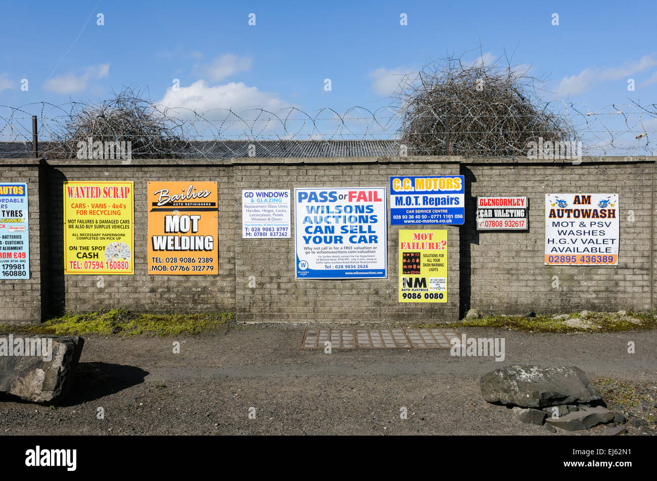 Signe extérieur d'un centre de test MOT offrant des services de soudure, les pneus, les réparations et la mise à la ferraille. Banque D'Images