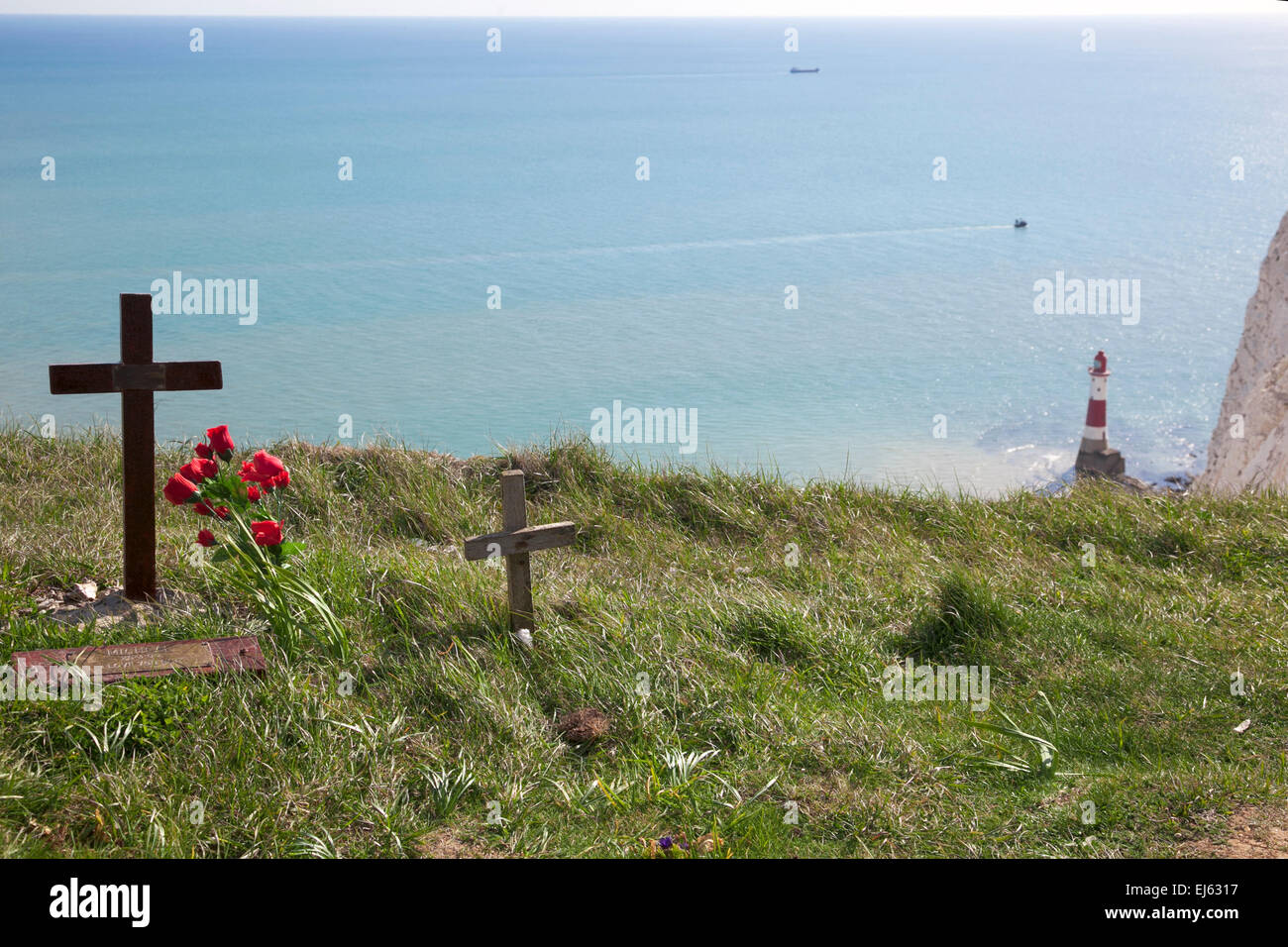 Croix et fleurs portée à l'égard de ceux qui ont commis le suicide à Beachy Head, Eastbourne, Angleterre Banque D'Images