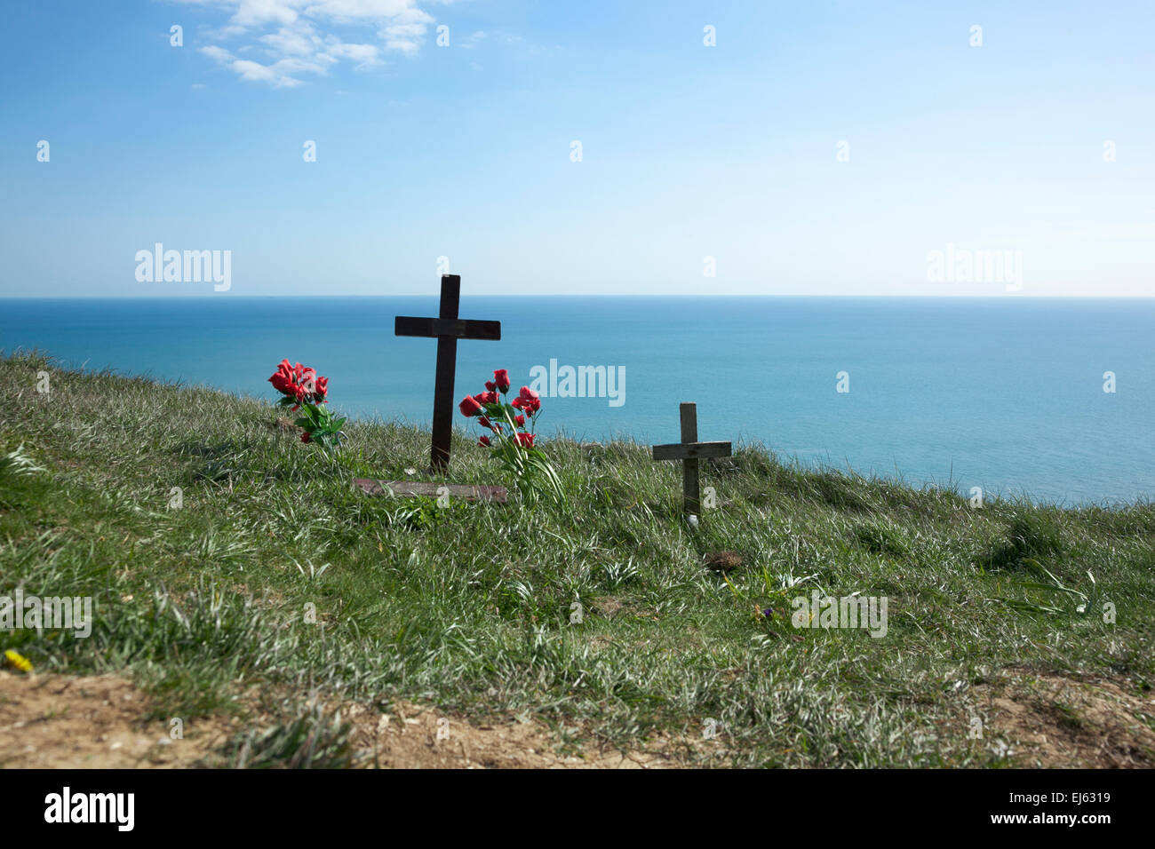 Croix et fleurs portée à l'égard de ceux qui ont commis le suicide à Beachy Head, Eastbourne, Angleterre Banque D'Images