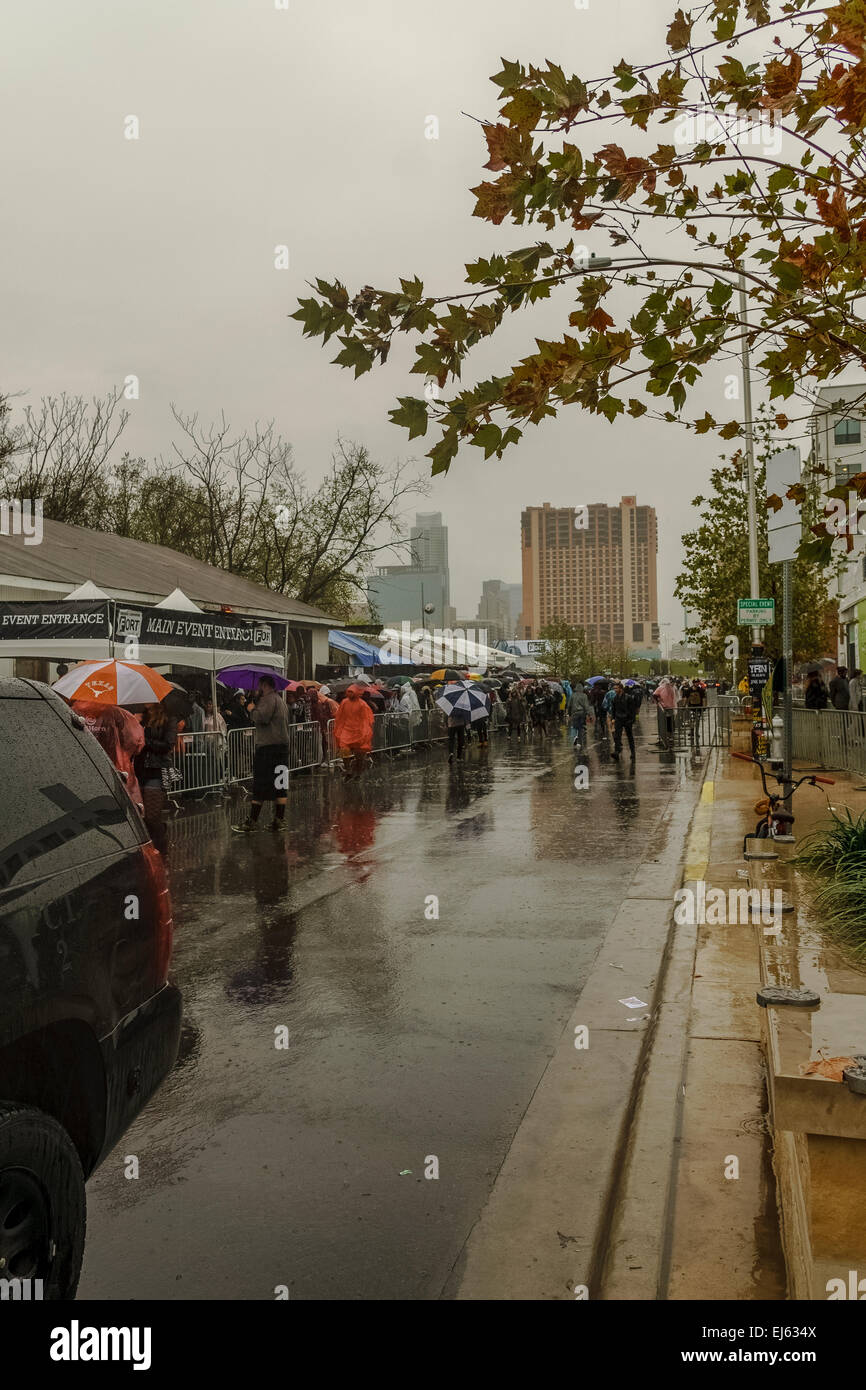 Austin, Texas, États-Unis. Mar 20, 2015. Le FADER FORT présenté par l'inverse est de retour pour sa 14e année à Austin, Texas en tant que fonctionnaire, au cours de l'événement 2015 SXSW Music Festival. Des centaines de personnes attendent pendant des heures sous la pluie battante d'entrer dans l'événement le vendredi 20 mars : Crédit Jon-Paul Jones/Alamy Live News Banque D'Images