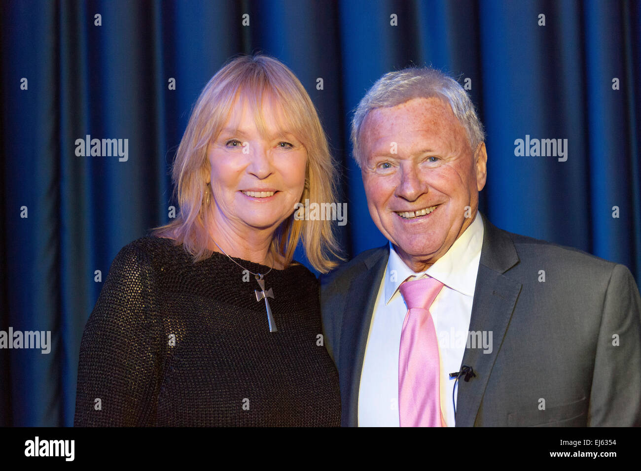 Birmingham, West Midlands, Royaume-Uni. 22 mars 2015. La chanteuse anglaise Stephanie de Sykes (L) avec David Hamilton (R) à un enregistrement de 'l'David Hamilton Show' pour grand centre d''une télévision. Hébergé par le présentateur et animateur 'Diddy' David Hamilton Le spectacle présente des personnages célèbres de l'ensemble du spectre de la musique et de la télévision. Crédit : John Henshall / Alamy Live News PAR0533 Banque D'Images