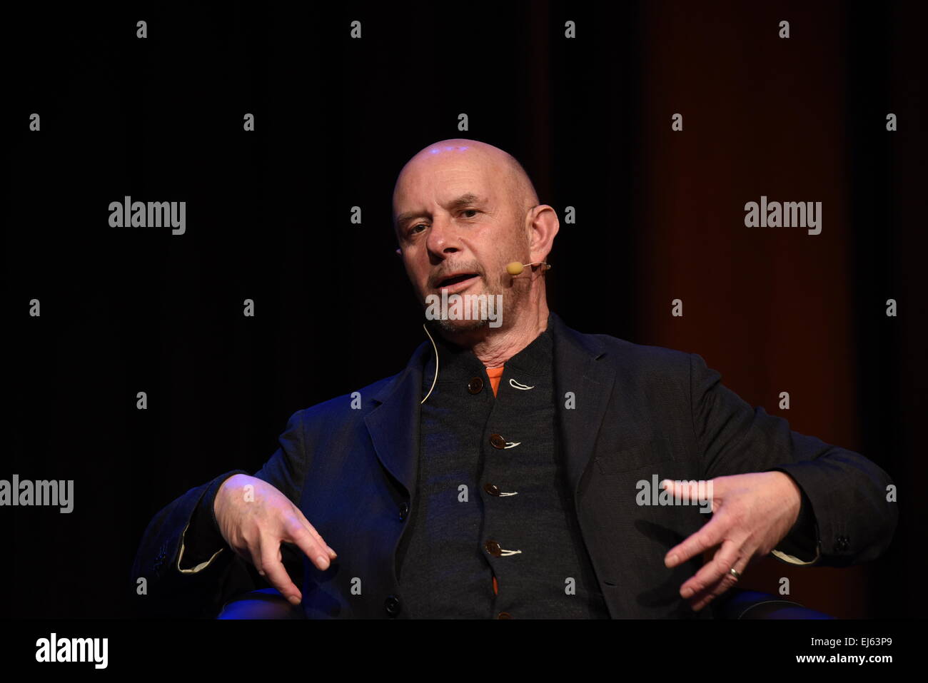 Cologne, Allemagne. Mar 19, 2015. L'écrivain britannique Nick Hornby se lit au festival international de littérature allumé.Cologne à Cologne, Allemagne, 19 mars 2015. Photo : Horst Galuschka - AUCUN FIL - SERVICE/dpa/Alamy Live News Banque D'Images