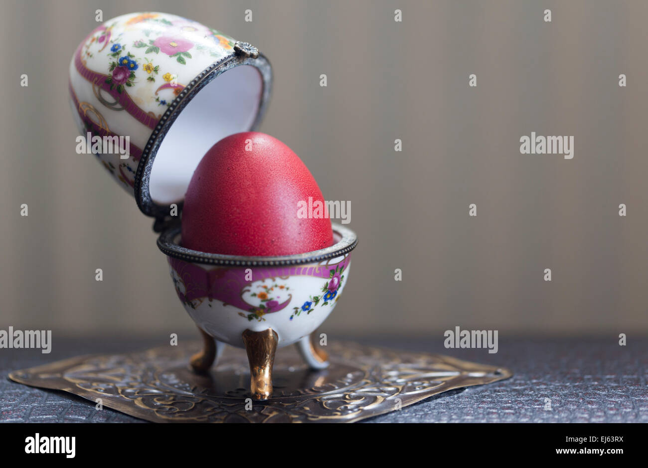 Easter Egg rouge dans une boîte de porcelaine Banque D'Images