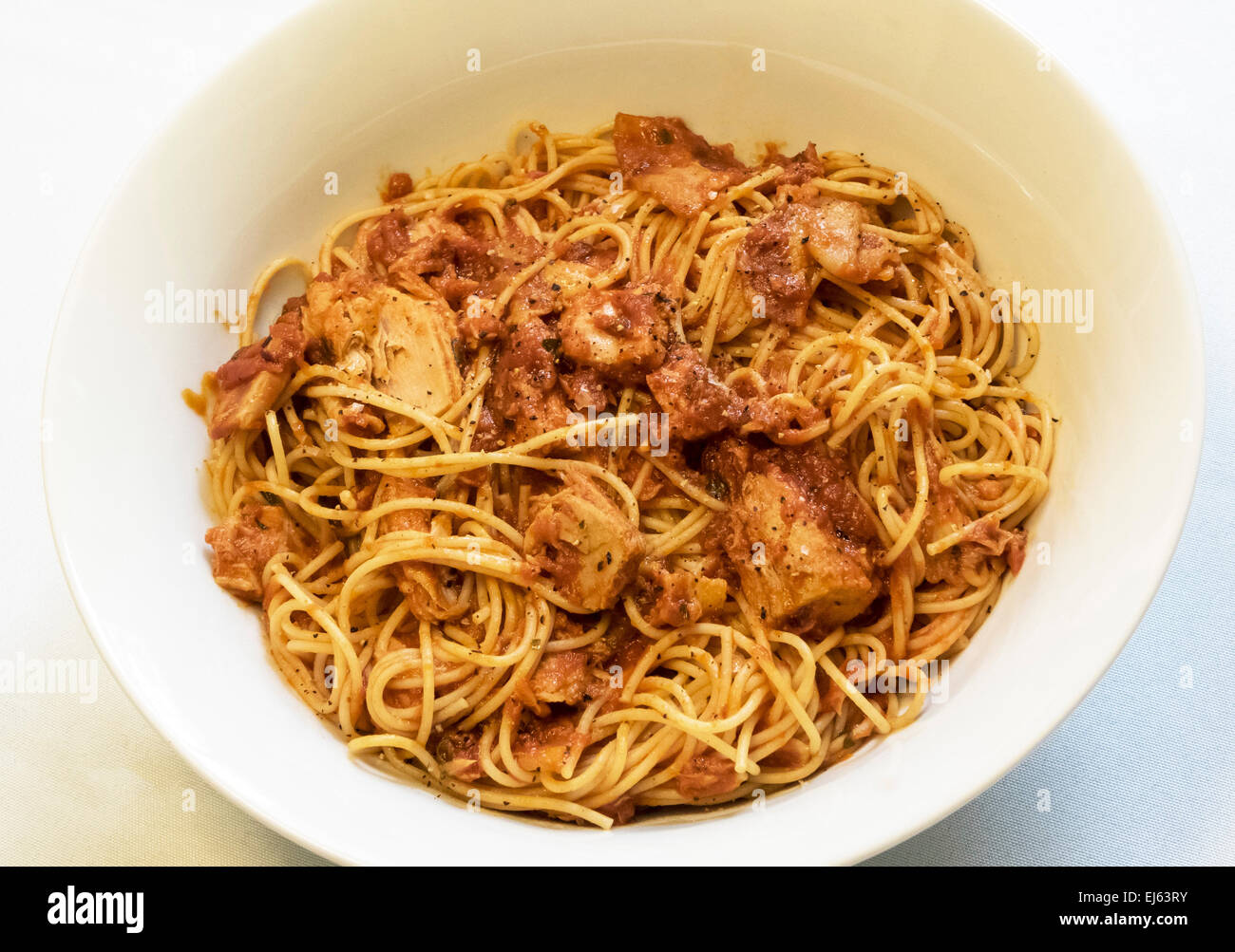 Spaghettis au thon et sauce tomate et bacon Banque D'Images