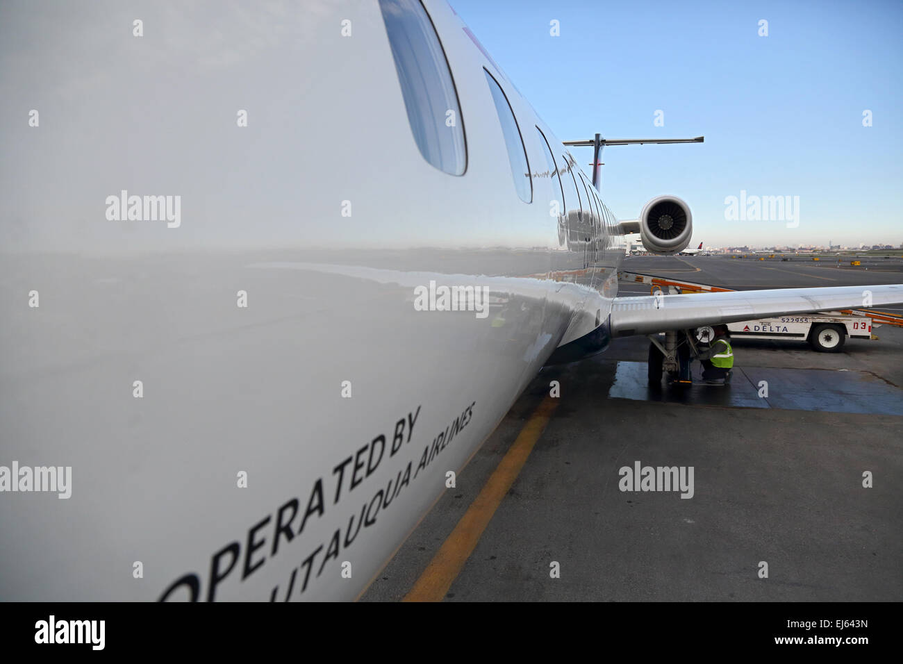 Sur le tarmac de l'aéroport avion à l'embarquement des passagers, l'équipage de vol avant de travailler Banque D'Images