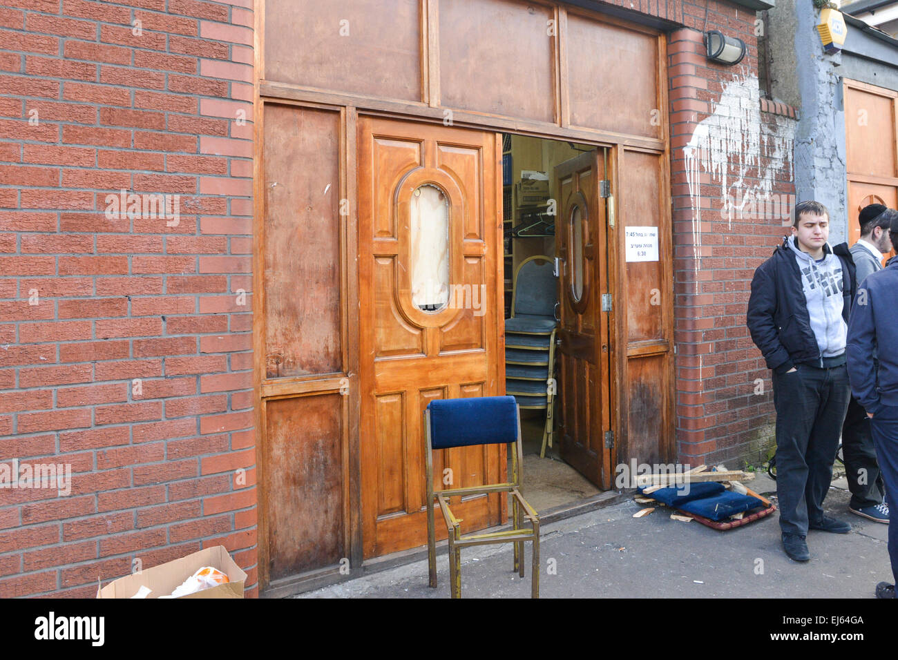 Stamford Hill, Londres, Royaume-Uni. 22 mars 2015. Une synagogue à Stamford Hill, Londres est attaquée par quelque 20 hommes ivres à 1h le dimanche matin. Les dommages causés à la propriété et un homme a été blessé. Six hommes ont été arrêtés. L'incident a été décrit comme étant plus anti-social que antisémite. Crédit : Matthieu Chattle/Alamy Live News Banque D'Images