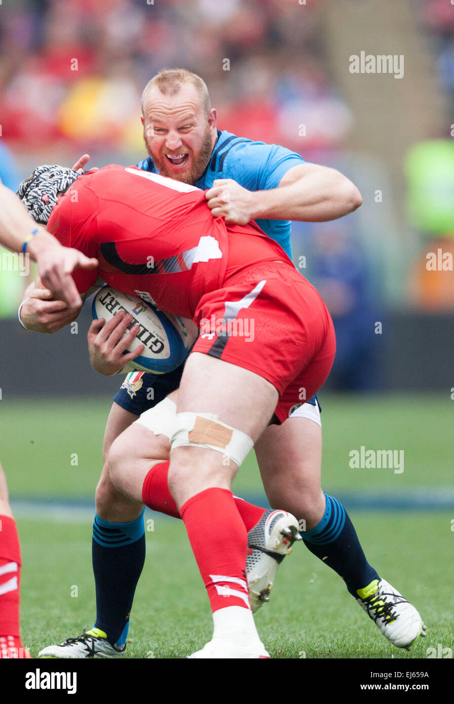 Rome, Italie. Mar 21, 2015. L'Italien Lorenzo Ghiraldini talonneur flanker Dan Lydiate aborde, Stadio Olimpico, Rome, Italie. Crédit : Stephen Bisgrove/Alamy Live News Banque D'Images