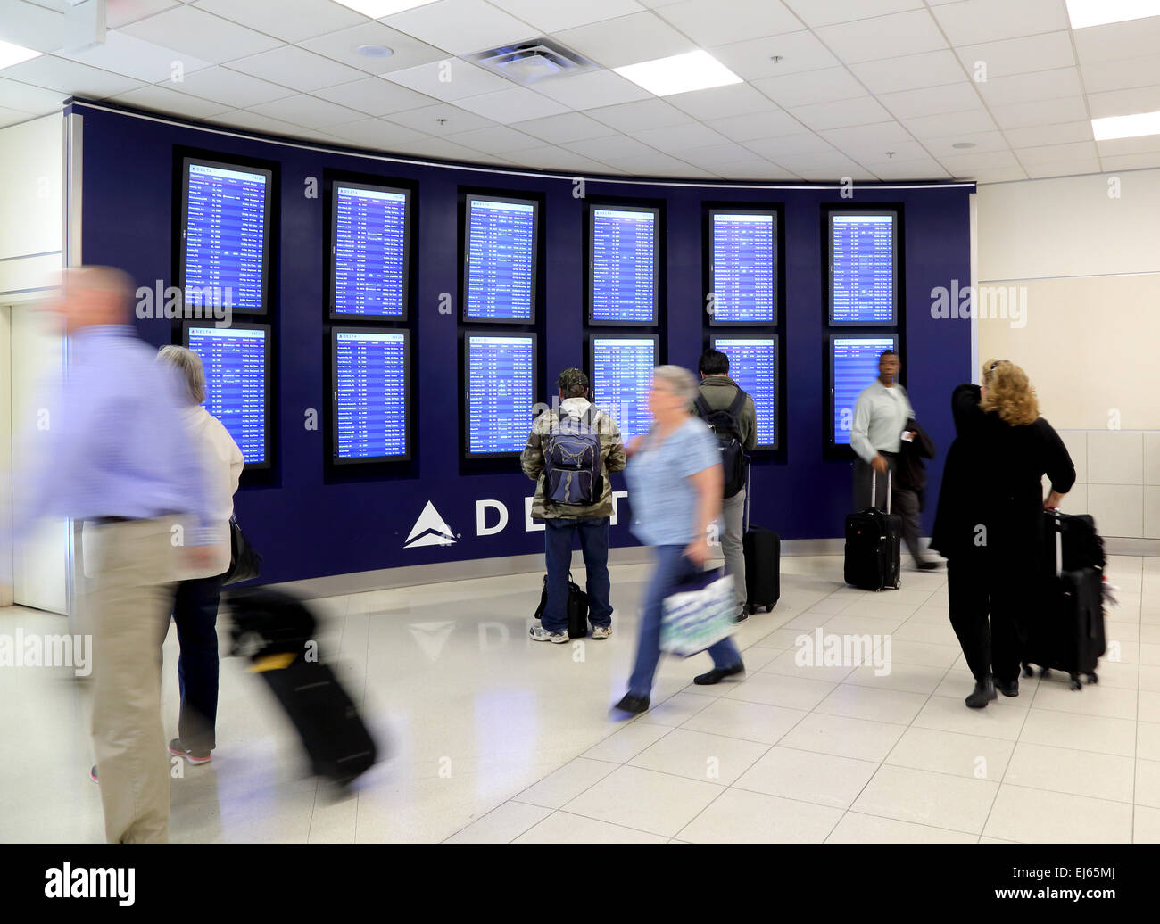 Les passagers de l'aéroport l'aéroport de départ à l'intérieur conseils sur terminal de l'aéroport tout en voyageant Banque D'Images