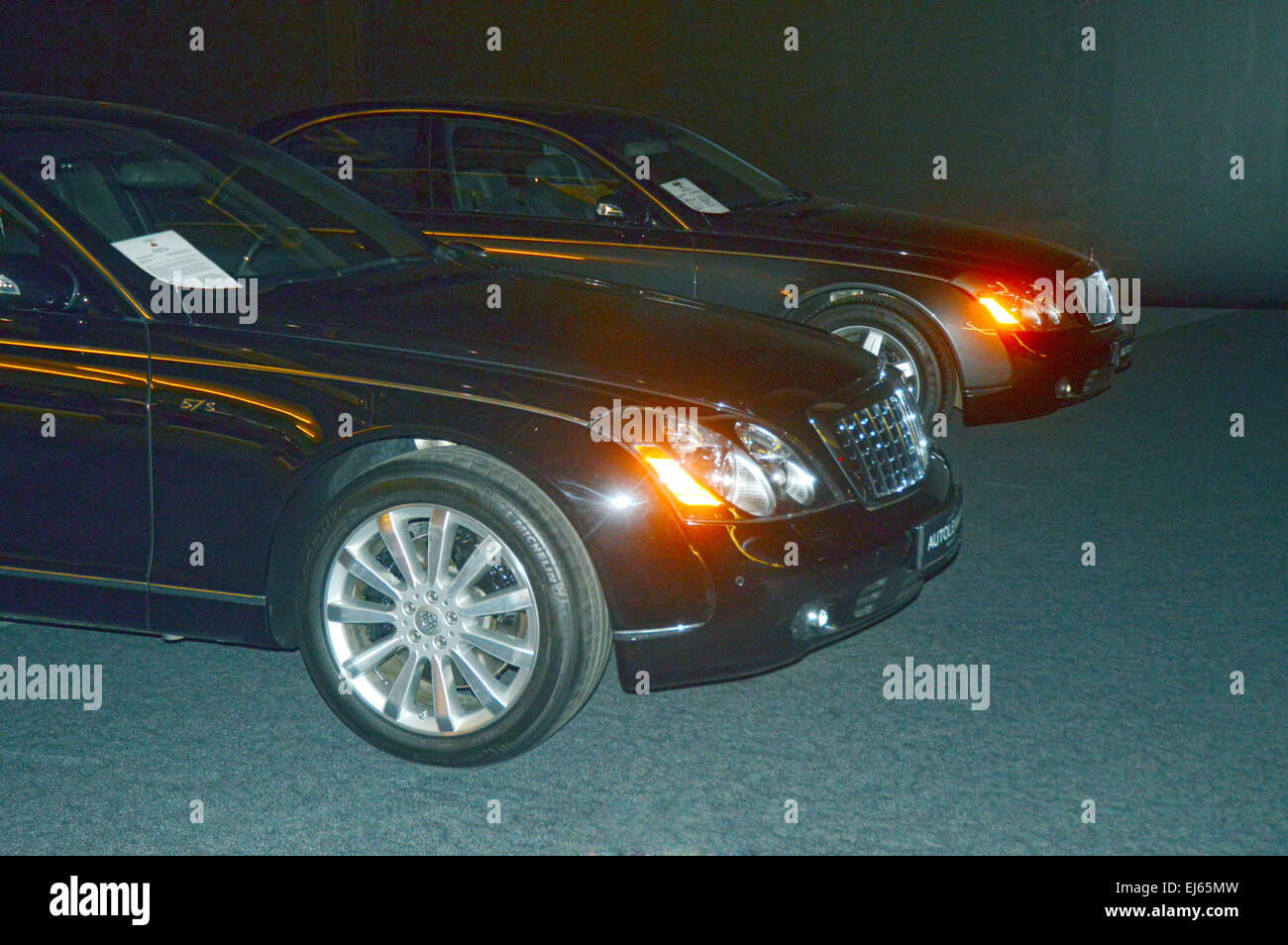 Voitures Maybach dans le showroom Banque D'Images