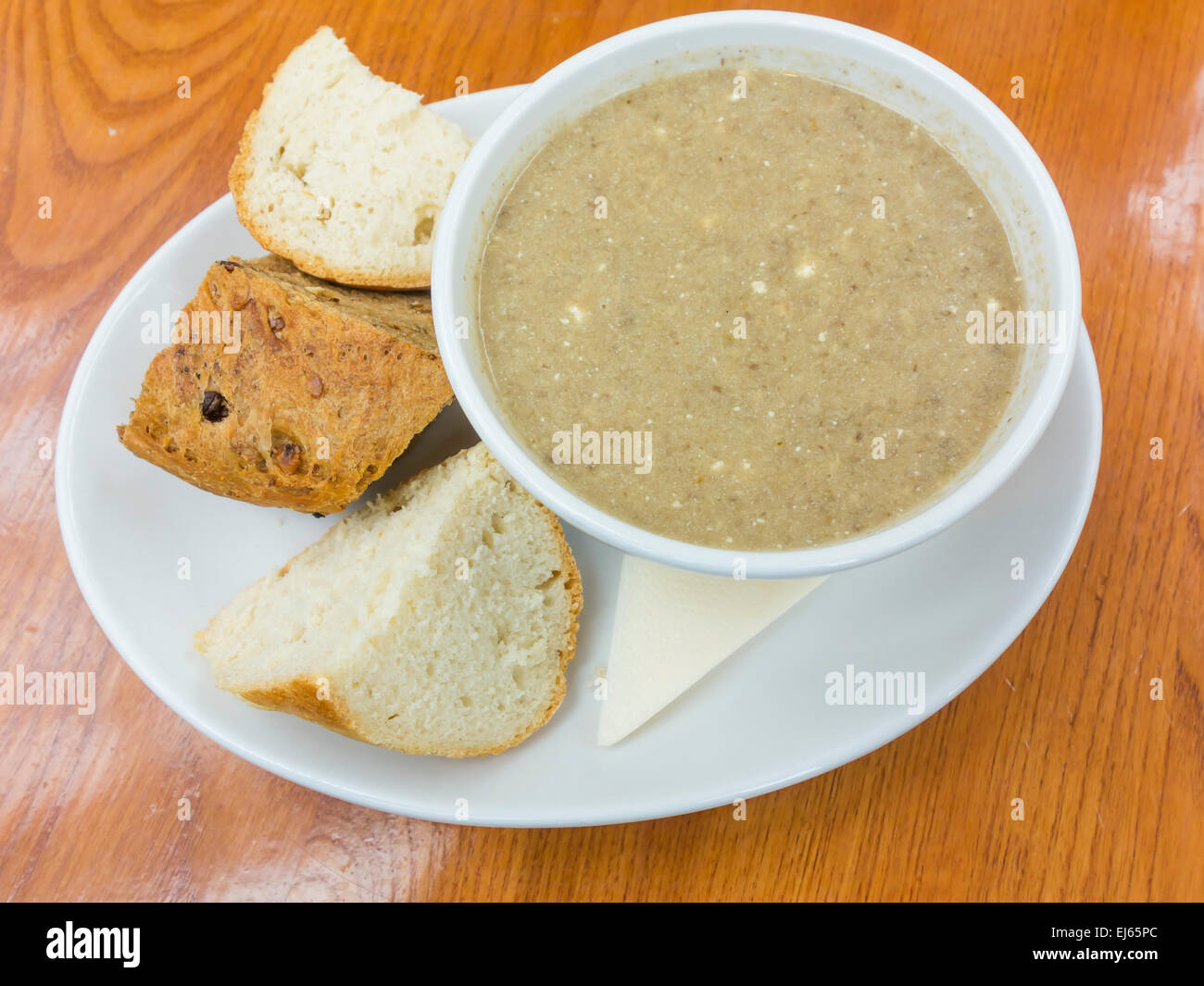 Café le déjeuner un bol de soupe aux champignons avec grenier et le pain blanc Banque D'Images