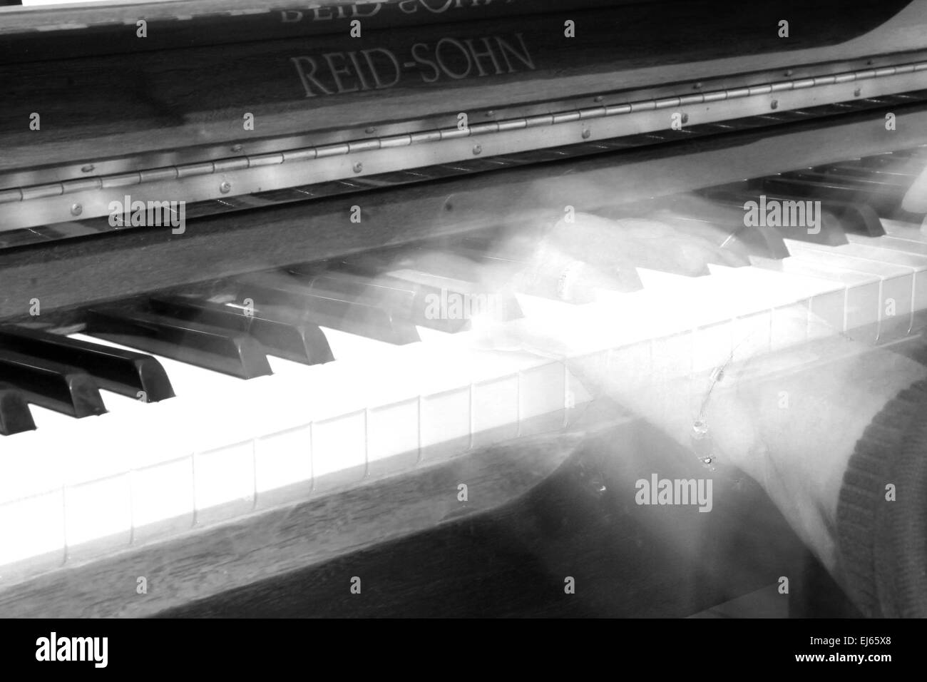 Ghost piano Banque de photographies et d'images à haute résolution - Alamy