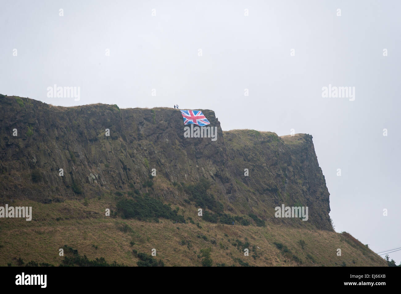 Les militants ne placer un drapeau de l'Union massive sur Edinburgh's Arthurs Seat. Où : Édimbourg, Écosse, Royaume-Uni Quand : 17 mai 2014 Banque D'Images