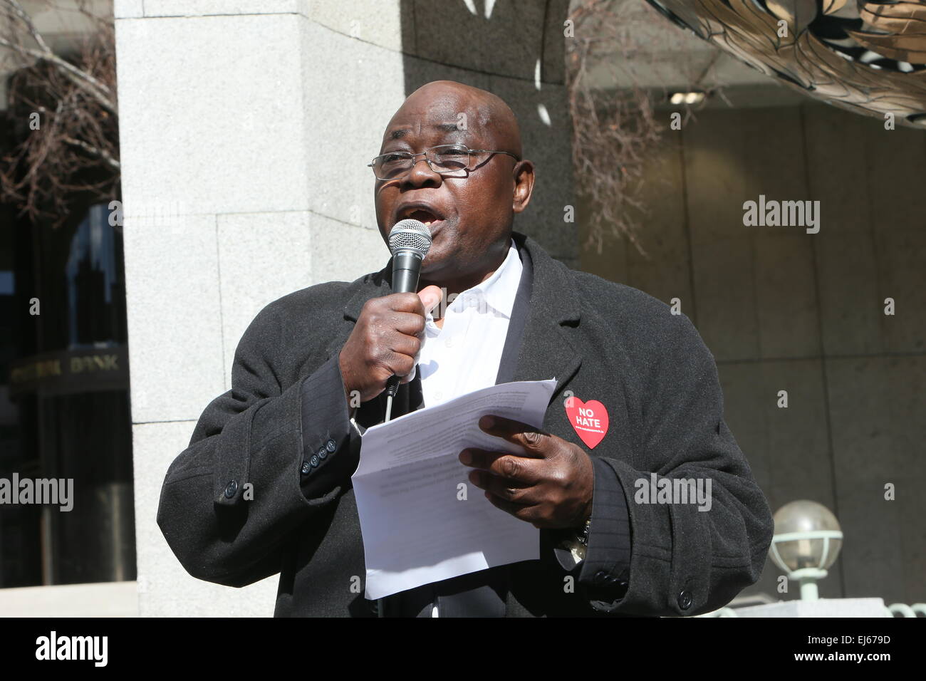 Conseiller le Sinn Fein Edmund Lukusa parle lors d'une manifestation anti-racisme à l'extérieur de la banque centrale à Dublin Banque D'Images