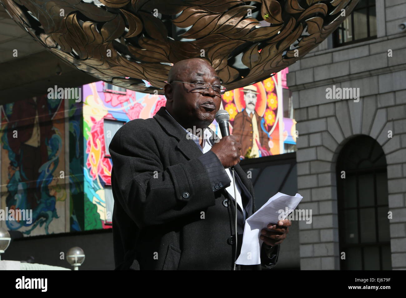 Conseiller le Sinn Fein Edmund Lukusa parle lors d'une manifestation anti-racisme à l'extérieur de la banque centrale à Dublin Banque D'Images