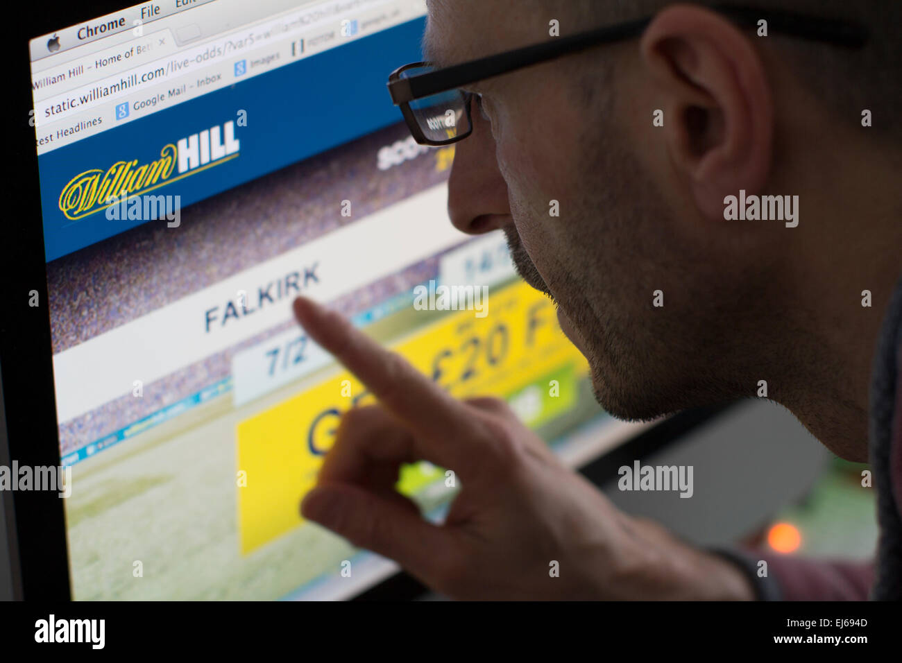 Homme à la recherche sur le site web de William Hill Banque D'Images