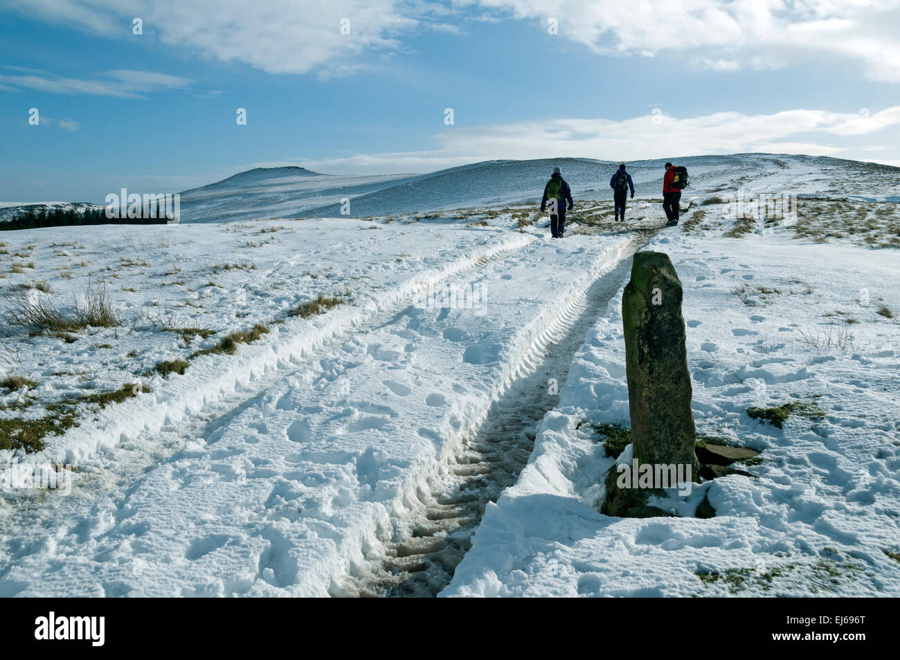 Les marcheurs en direction de Win Hill en hiver, Peak District, Derbyshire, Angleterre, Royaume-Uni. Banque D'Images