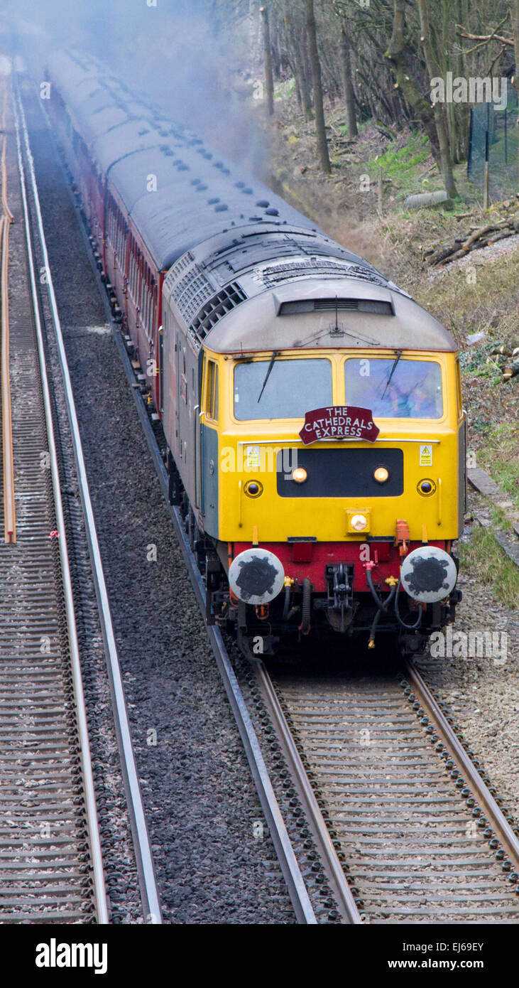 Les Cathédrales Express tirée par un British Rail Class diesel 47 en passant par la campagne du Surrey Banque D'Images