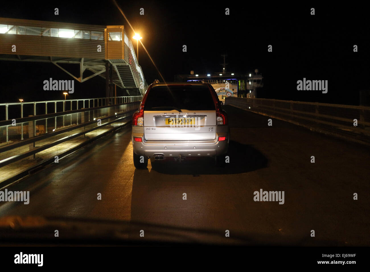 Les voitures qui circulent jusqu'à la rampe de chargement dans le port de ferry de Belfast Banque D'Images