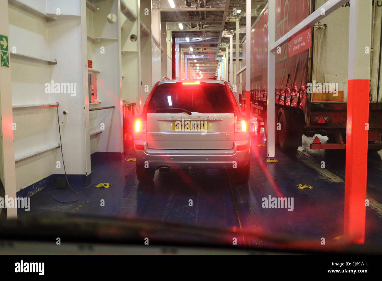 Embarquement sur rouleau de freinage voitures roll off pont transbordeur au Royaume-Uni Banque D'Images