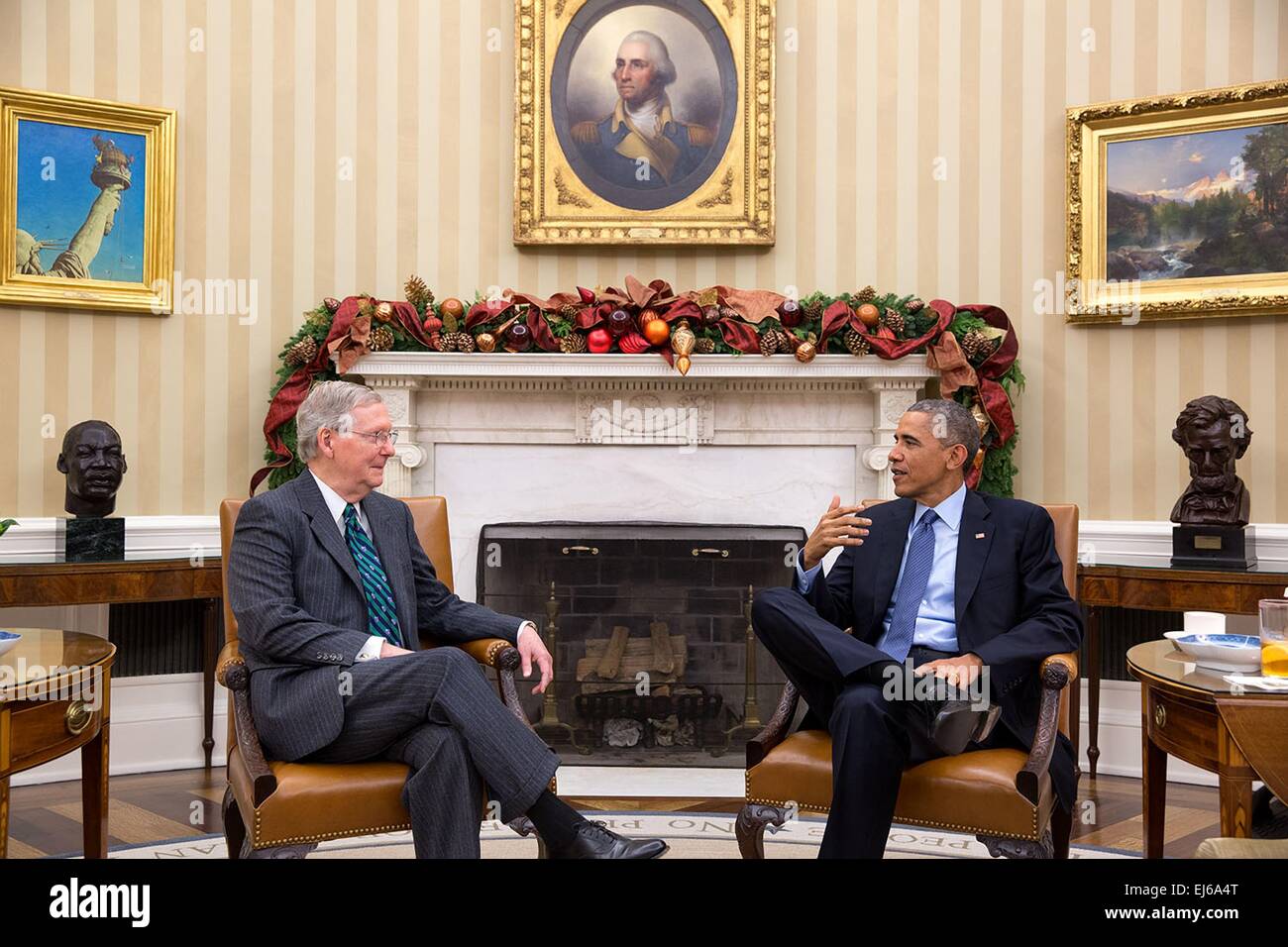 Le président américain Barack Obama rencontre le chef de la minorité du Sénat Mitch McConnell dans le bureau ovale de la Maison Blanche le 3 décembre 2014 à Washington, DC. Banque D'Images