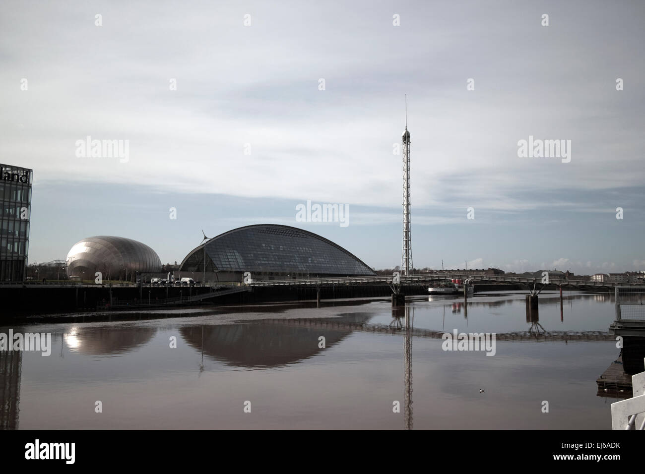Glasgow Science Centre pacific quay et millennium bridge sur la rivière Clyde en Écosse uk Banque D'Images
