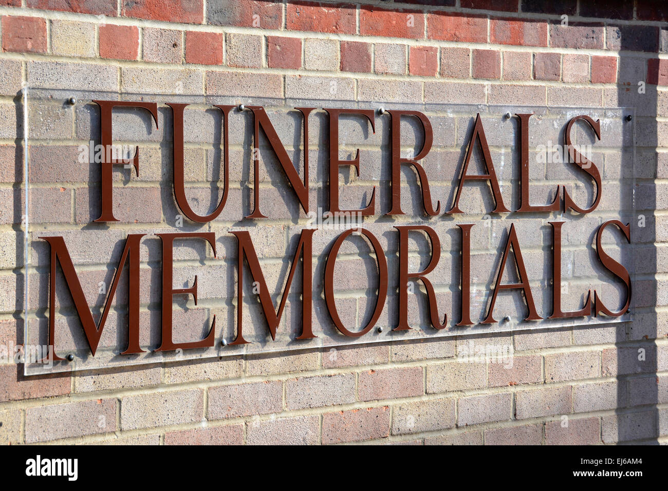 De grands funérailles et monuments commémoratifs sont érigés sur un mur de briques à l'extérieur des locaux d'affaires du sous-traitant et des directeurs funéraires Tiptree Essex England UK Banque D'Images