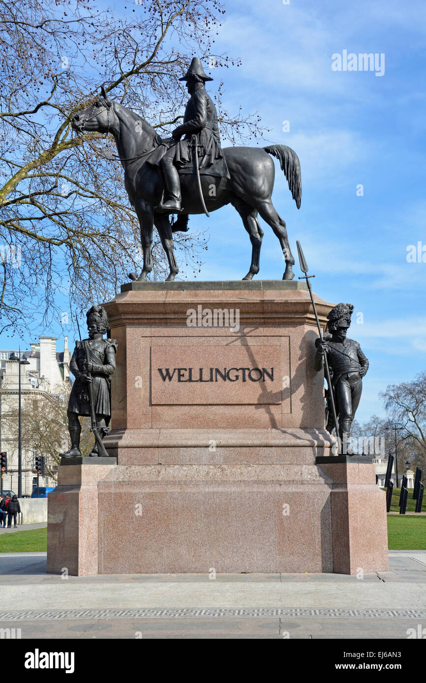 Scène Patrimoine Londres & vue hivernale du duc de Wellington & horse statue à Hyde Park corner London England UK Banque D'Images