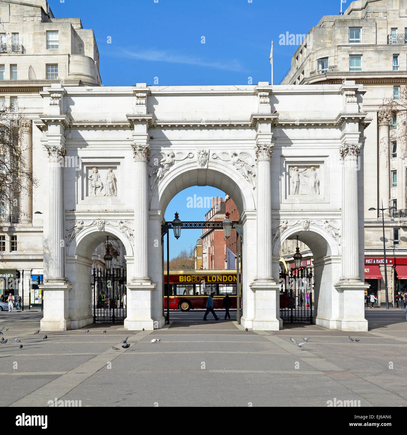 L'arche de marbre et portes menant dans Oxford Street West End London England UK Banque D'Images