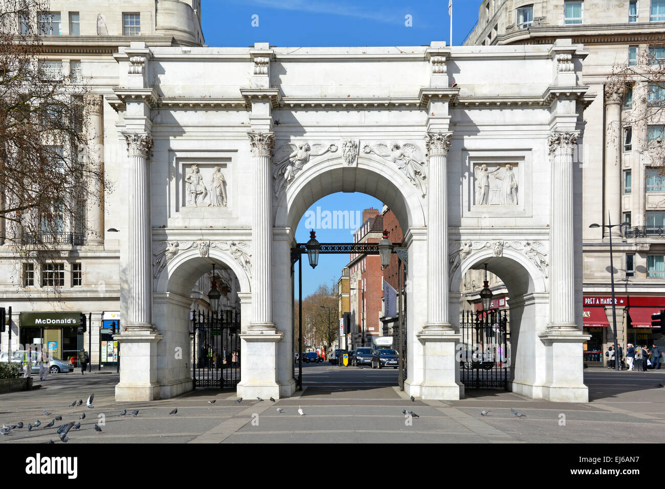 L'arche de marbre et des portes menant à Oxford Street West End de Londres Angleterre Royaume-uni Banque D'Images L'arche de marbre et des portes menant à Oxford Street West End de Londres Angleterre Royaume-uni Banque D'Images