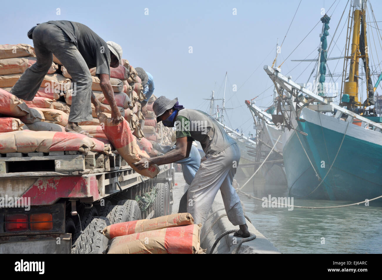 Jakarta, Indonésie. Mar 22, 2015. Les bateaux viennent de nombreuses régions de l'Indonésie comme Bornéo (Kalimantan), Sumatera et Sulawesi, et qu'ils transportent des produits agricoles à Jakarta. Lorsque les bateaux phinisi retourner à leur maison, ils transportent des matériaux de construction comme l'acier, du ciment, etc. Crédit : Dani Daniar/Alamy Live News Banque D'Images