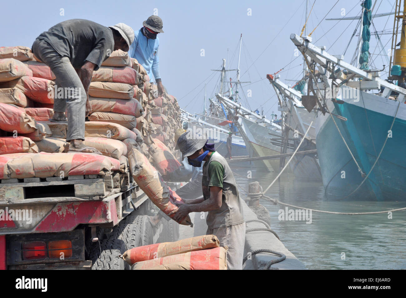 Jakarta, Indonésie. Mar 22, 2015. Les bateaux viennent de nombreuses régions de l'Indonésie comme Bornéo (Kalimantan), Sumatera et Sulawesi, et qu'ils transportent des produits agricoles à Jakarta. Lorsque les bateaux phinisi retourner à leur maison, ils transportent des matériaux de construction comme l'acier, du ciment, etc. Crédit : Dani Daniar/Alamy Live News Banque D'Images