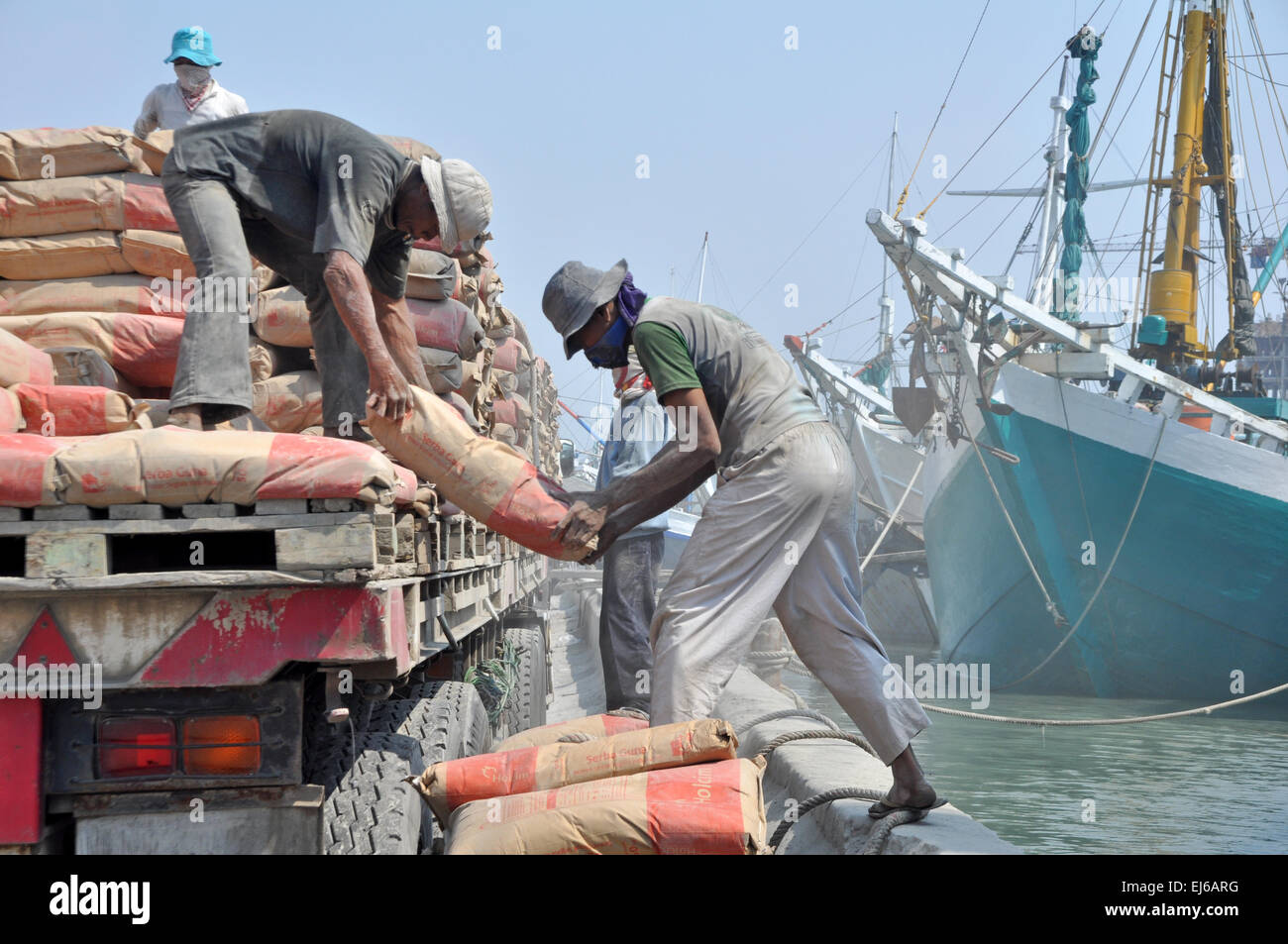 Jakarta, Indonésie. Mar 22, 2015. Les bateaux viennent de nombreuses régions de l'Indonésie comme Bornéo (Kalimantan), Sumatera et Sulawesi, et qu'ils transportent des produits agricoles à Jakarta. Lorsque les bateaux phinisi retourner à leur maison, ils transportent des matériaux de construction comme l'acier, du ciment, etc. Crédit : Dani Daniar/Alamy Live News Banque D'Images