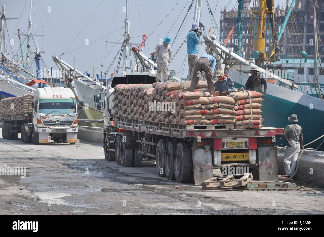 Jakarta, Indonésie. Mar 22, 2015. Les bateaux viennent de nombreuses régions de l'Indonésie comme Bornéo (Kalimantan), Sumatera et Sulawesi, et qu'ils transportent des produits agricoles à Jakarta. Lorsque les bateaux phinisi retourner à leur maison, ils transportent des matériaux de construction comme l'acier, du ciment, etc. Crédit : Dani Daniar/Alamy Live News Banque D'Images