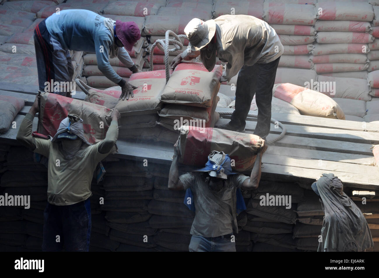 Jakarta, Indonésie. Mar 22, 2015. Les bateaux viennent de nombreuses régions de l'Indonésie comme Bornéo (Kalimantan), Sumatera et Sulawesi, et qu'ils transportent des produits agricoles à Jakarta. Lorsque les bateaux phinisi retourner à leur maison, ils transportent des matériaux de construction comme l'acier, du ciment, etc. Crédit : Dani Daniar/Alamy Live News Banque D'Images