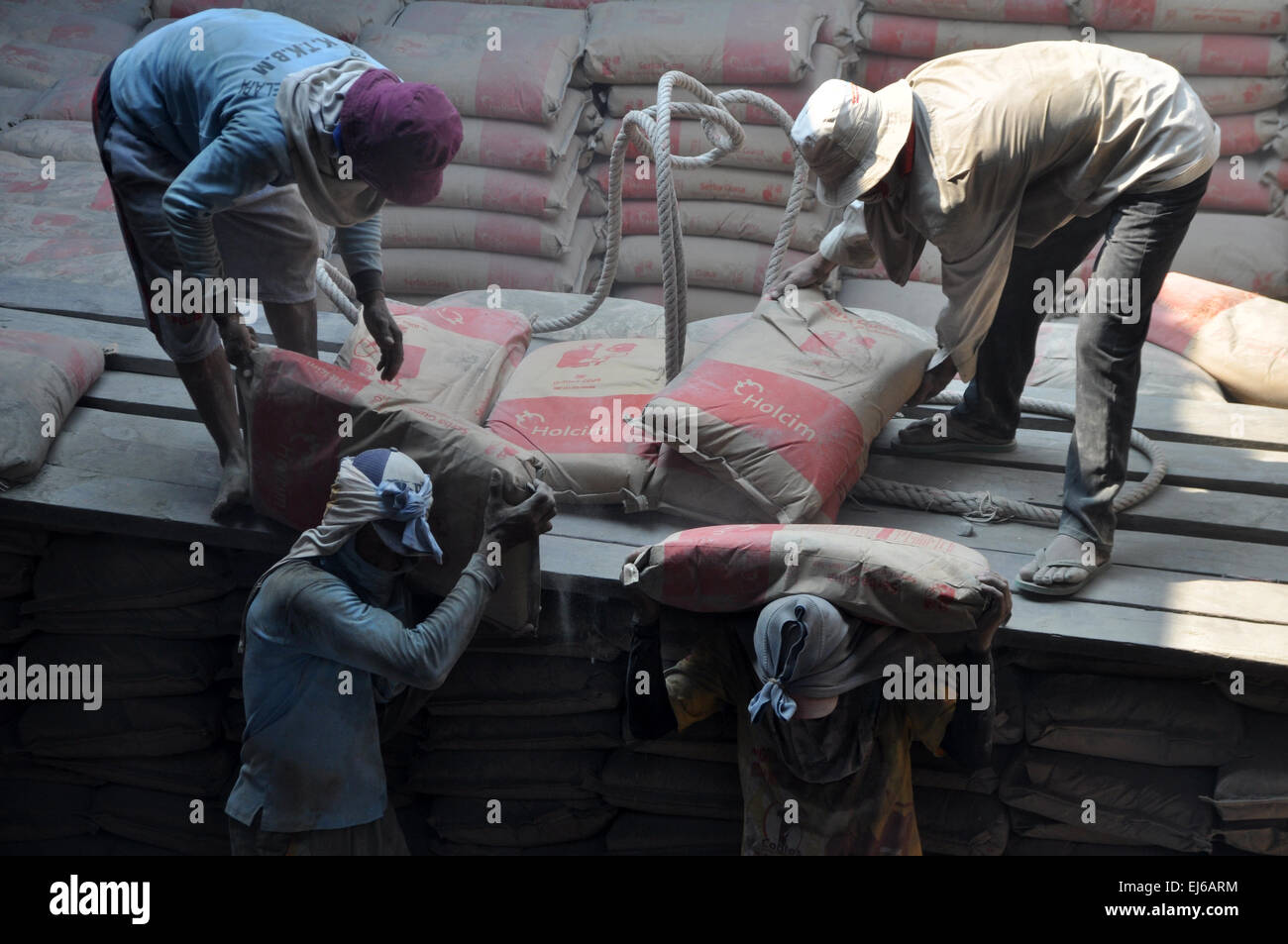 Jakarta, Indonésie. Mar 22, 2015. Les bateaux viennent de nombreuses régions de l'Indonésie comme Bornéo (Kalimantan), Sumatera et Sulawesi, et qu'ils transportent des produits agricoles à Jakarta. Lorsque les bateaux phinisi retourner à leur maison, ils transportent des matériaux de construction comme l'acier, du ciment, etc. Crédit : Dani Daniar/Alamy Live News Banque D'Images