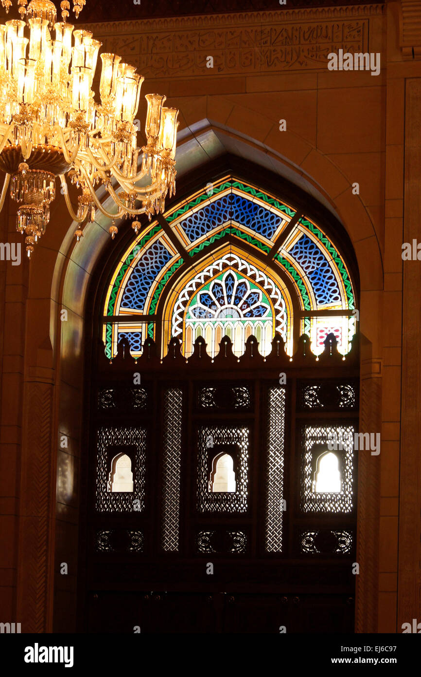 Vitrail et lustre en cristal, Grande Mosquée Sultan Qaboos, Muscat, Oman Banque D'Images