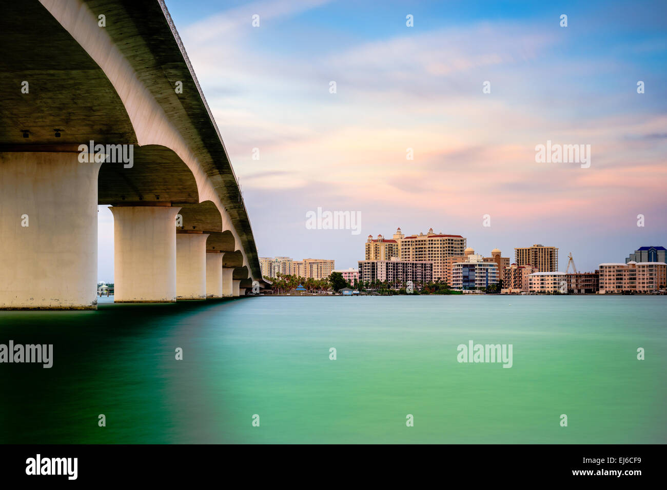 Sarasota, Floride, USA ville paysage urbain à partir de la baie de Sarasota. Banque D'Images