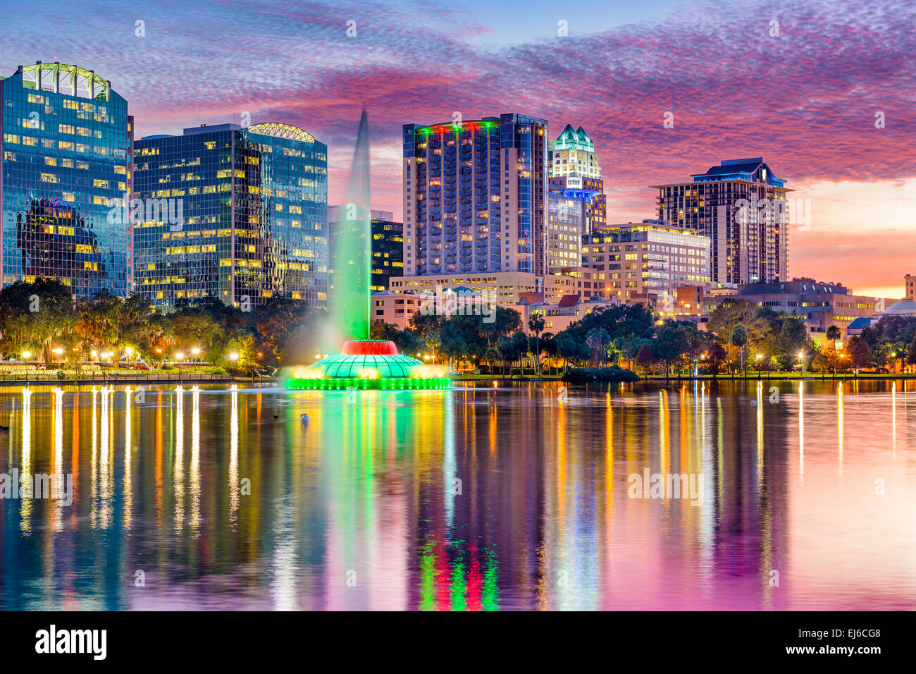 Orlando, Floride, USA skyline at Dusk sur le Lac Eola. Banque D'Images