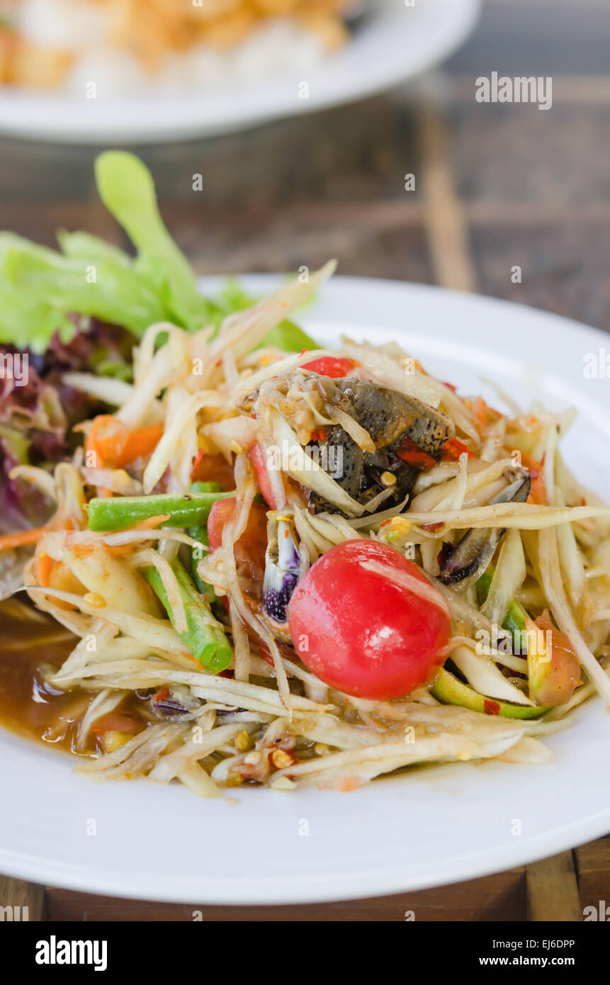 Salade de papaye épicée thaï servir avec les légumes Banque D'Images