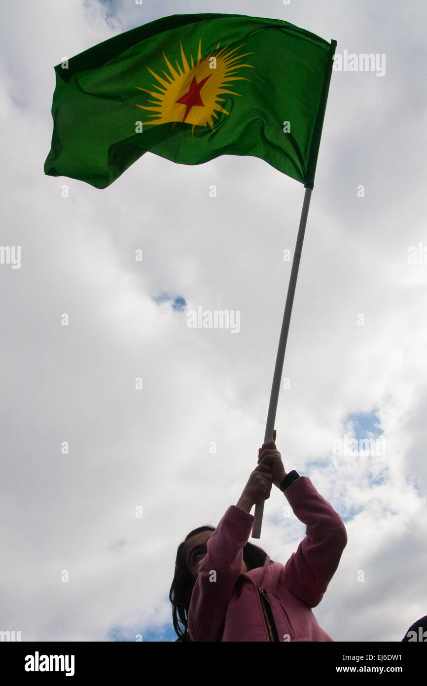 Finsbury Park, Londres, UK. 22 mars, 2015. Des milliers de Kurdes de Londres pour rassembler la communauté, Newroz leurs célébrations du Nouvel an. La communauté exilée pleure la mort de pierre82 et ex Royal Marine Erik Konstandinos Scurfield, un héros pour eux, qui a été tué d'ISIS, et dont la mère Vasiliki Scurfield adressée à la foule. Crédit : Paul Davey/Alamy Live News Banque D'Images