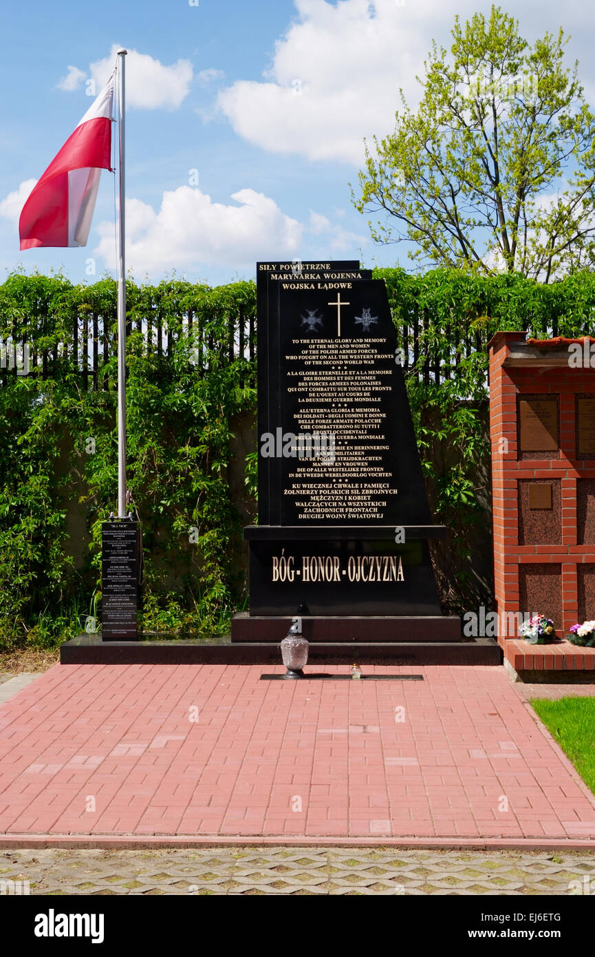 Cimetière militaire de Powazki à Varsovie, Pologne. Monument commémore les combats des soldats polonais en Europe de l'ouest au cours de la DEUXIÈME GUERRE MONDIALE. Banque D'Images