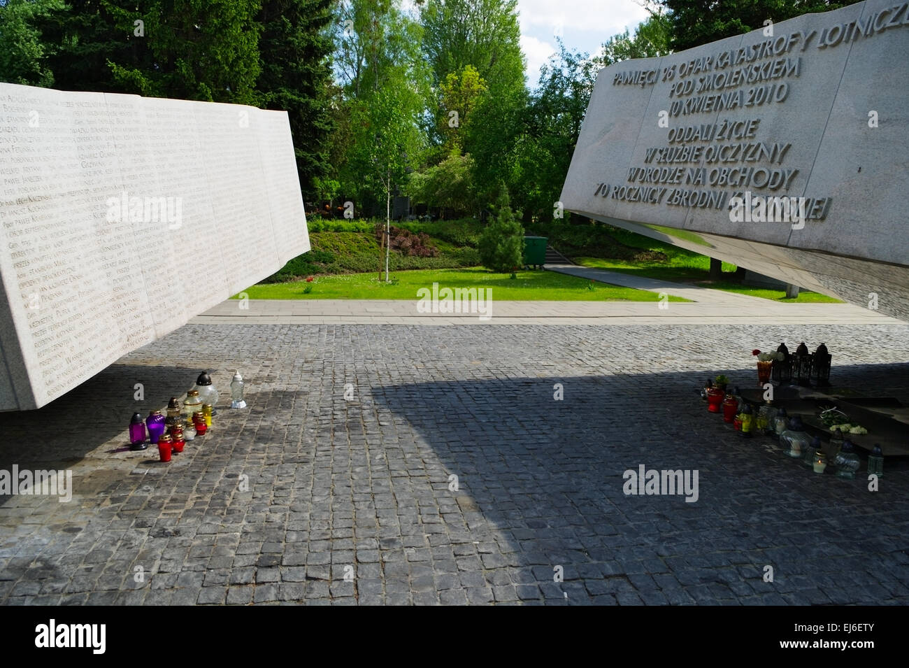 Cimetière militaire de Powazki à Varsovie, Pologne. Monument commémore 96 victimes d'accident d'avion du gouvernement polonais en avril 2010. Banque D'Images