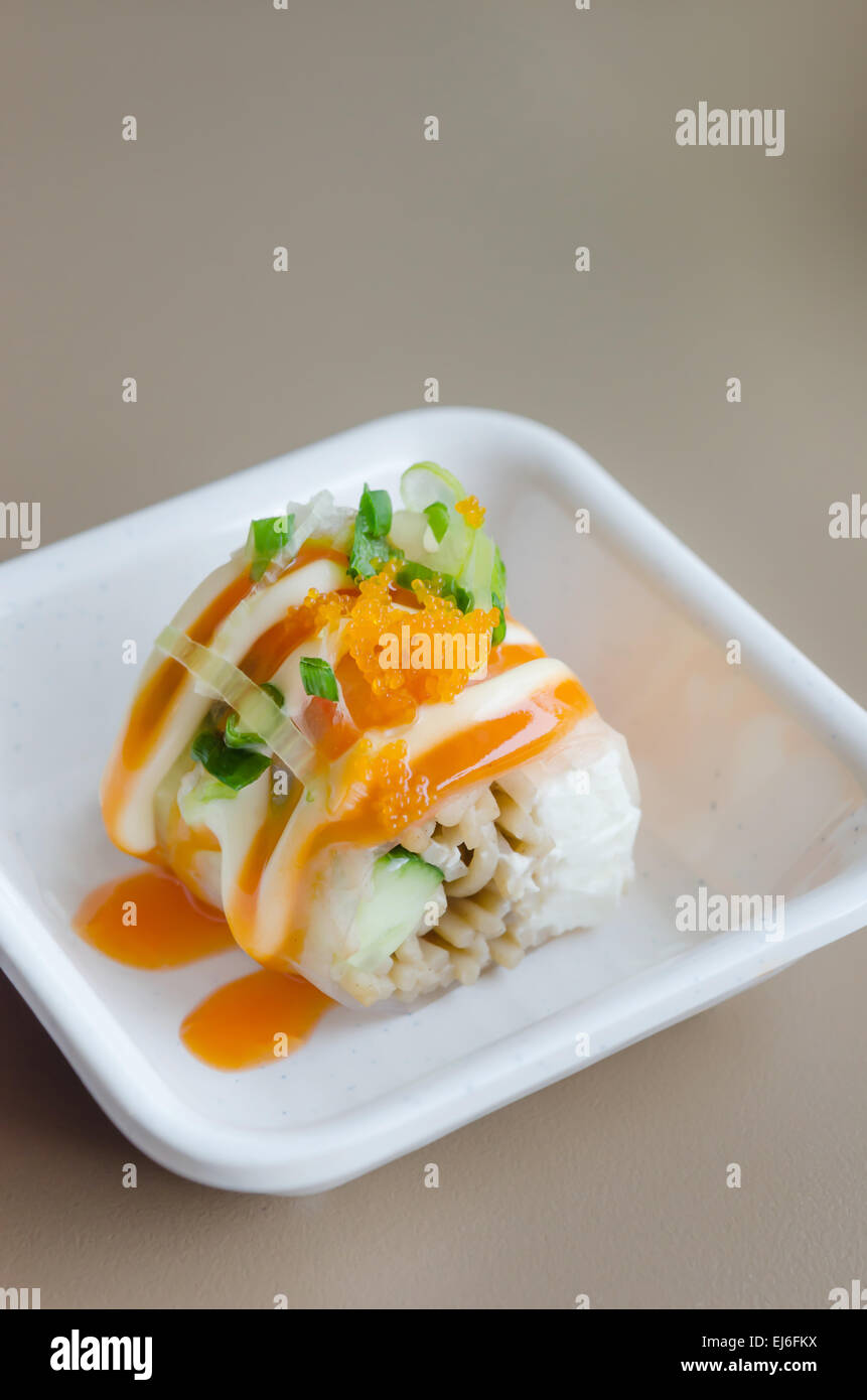 Rouleau de saumon aux crevettes sushis oeuf sur le plat blanc en haut Banque D'Images